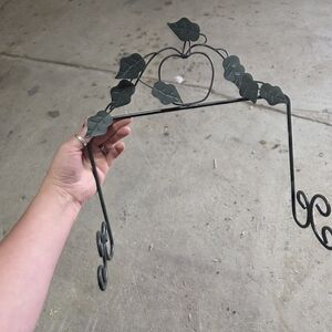 Decorative Metal Wall Hanger with Leaf Design